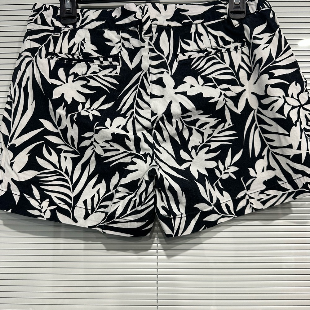 Faded Glory Black and White Leaf Print Women's Shorts - Picture 4 of 5